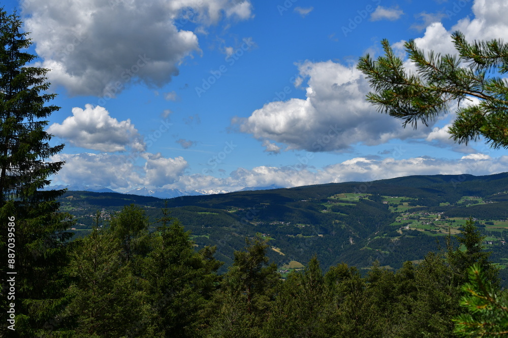 Schöne Landschaft auf dem Salten in Südtirol