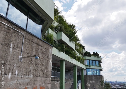 Grüner Bunker in Hamburg mit neuem Garten photo