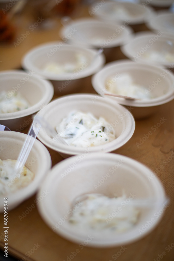 Schmackhafter Kartoffelsalat in kleinen Schüsseln Schmackhafter Kartoffelsalat in kleinen Schüsseln