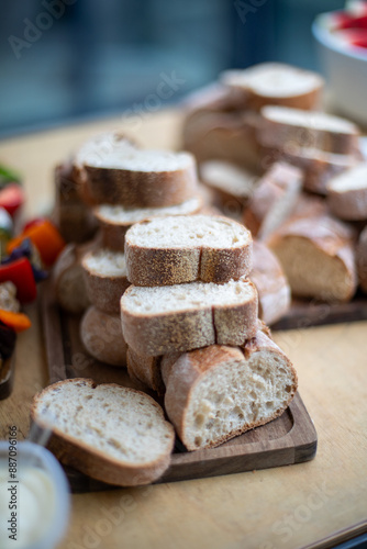 Frisch geschnittenes ​​Brot auf einem Holzbrett photo