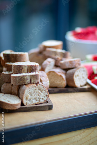 Frisch geschnittenes ​​Brot auf einem Holzbrett photo