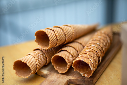 Frischgebackene, leere Kegel für Eis
