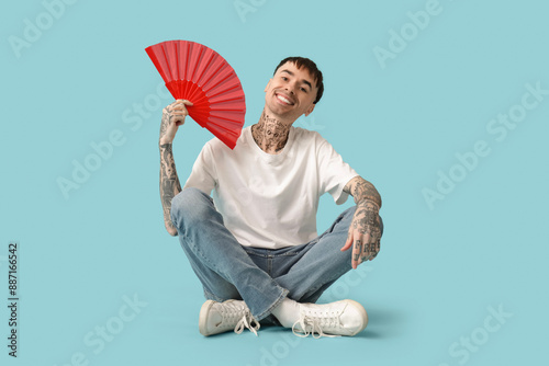 Young tattooed man with han...