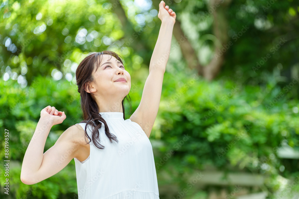 公園でストレッチをする女性 公園でストレッチをする女性
