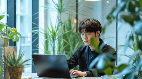 働く日本人男性エンジニア