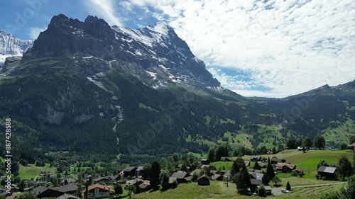 Drohnenflug in Grindelwald von Seite 