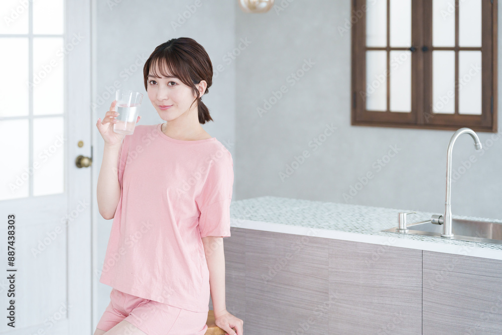 水を飲む若い女性 水を飲む若い女性