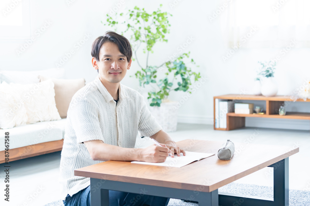 カメラ目線で微笑む男性