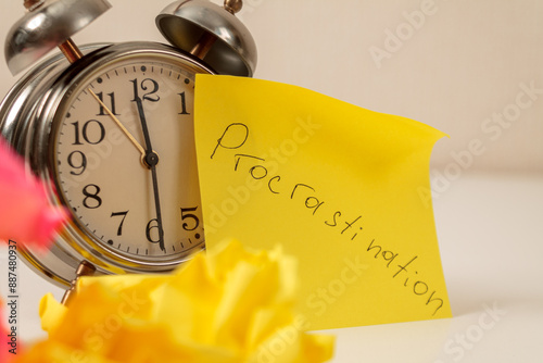 Obraz na plátne Procrastination: Close-up of an alarm clock and sticky notes, symbolizing procra