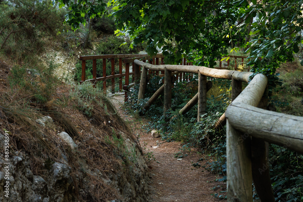 Sendero de acceso a puente con barandilla de madera en el área recreativa del Preventorio en Alcoy, España Sendero de acceso a puente con barandilla de madera en el área recreativa del Preventorio en Alcoy, España