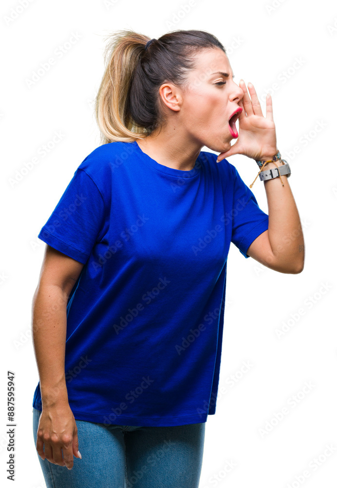 Φωτογραφία Young beautiful woman wearing casual blue t-shirt over isolated background shouting and screaming loud to side with hand on mouth