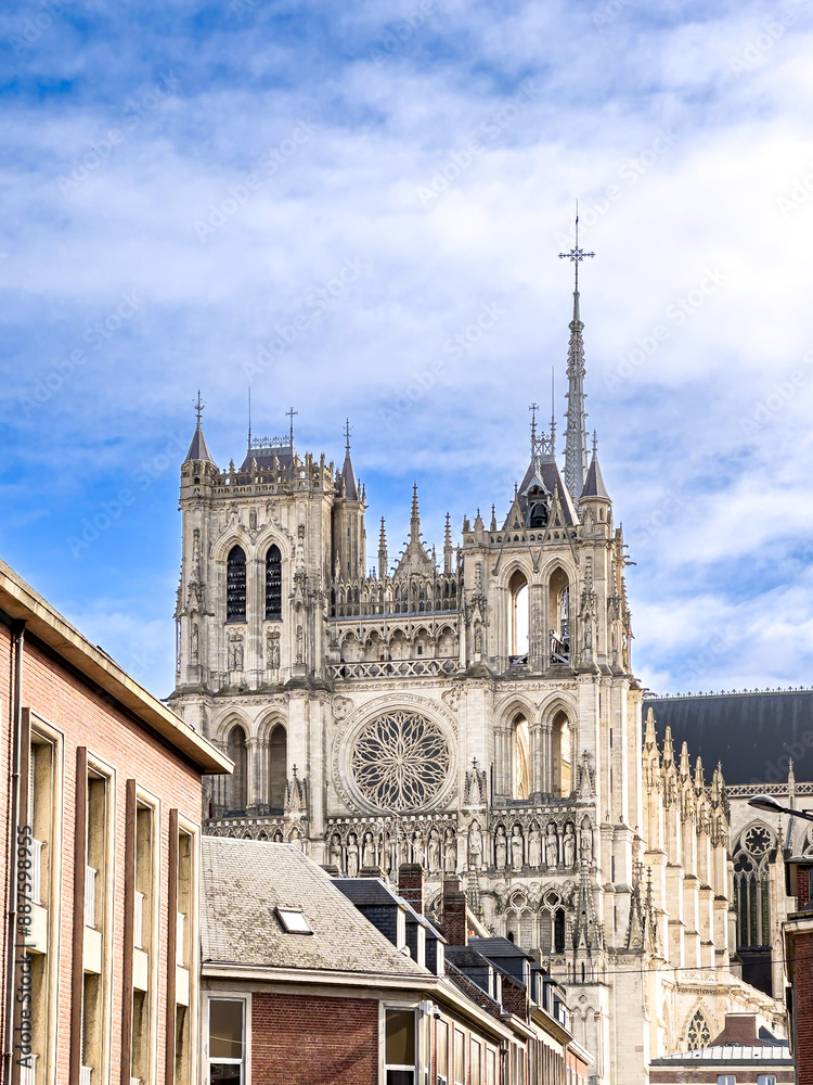 Obraz premium Unveiling Amiens Charms: Exploring the Captivating Streets of the Historic Village
