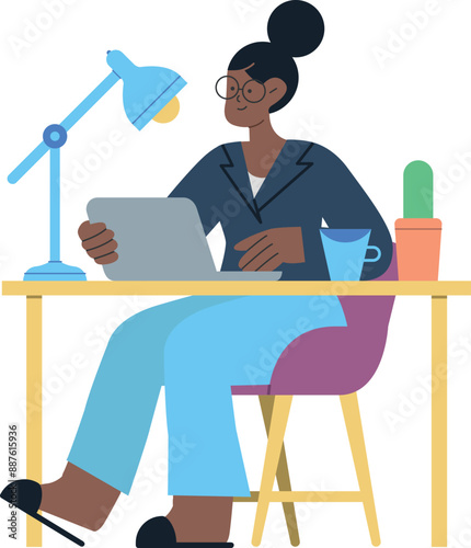 Ilustración de una joven negra profesional trabajando en su escritorio desde casa, usando una computadora portátil. La escena incluye elementos como una taza de café y documentos, representando el tel