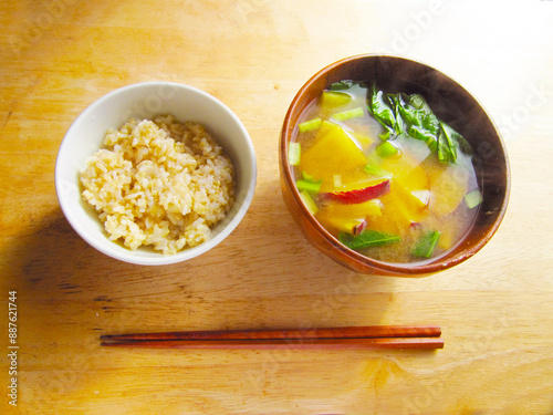 玄米ご飯と薩摩芋と小松菜の味噌汁 photo