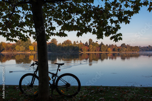 Obraz na płótnie Beautiful landscape in a park in autumn season with lake in background and colourful leafs w salonie
