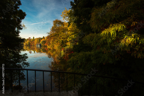Obraz na płótnie Landscape with beautiful house on a lake with colourful leafs in autumn season w salonie