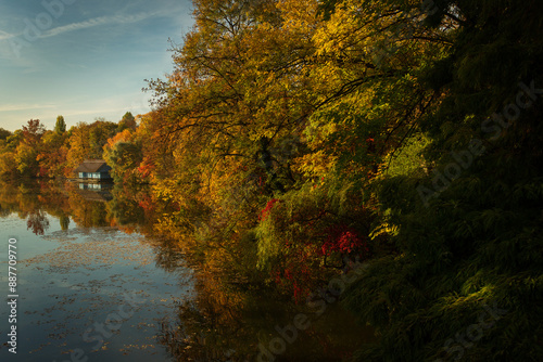Obraz na płótnie Landscape with beautiful house on a lake with colourful leafs in autumn season w salonie