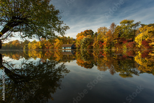 Obraz na płótnie Landscape with beautiful house on a lake with colourful leafs in autumn season w salonie