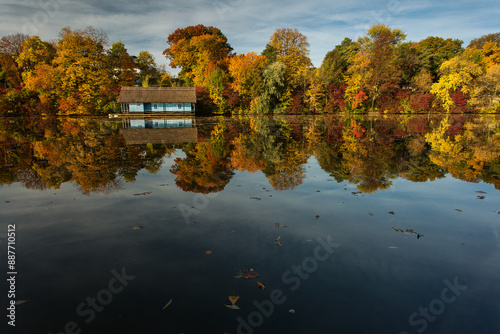 Obraz na płótnie Landscape with beautiful house on a lake with colourful leafs in autumn season w salonie