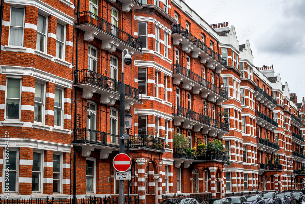 Fototapeta premium Rotes Backsteinhaus in London mit weißen Fenster und kleinen Balkon