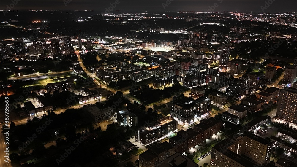 Obraz premium Drone video of buildings at night.