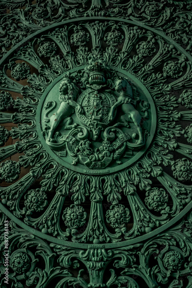 Grünes Ornament mit vielen Details aus Metall Grünes Ornament mit vielen Details aus Metall