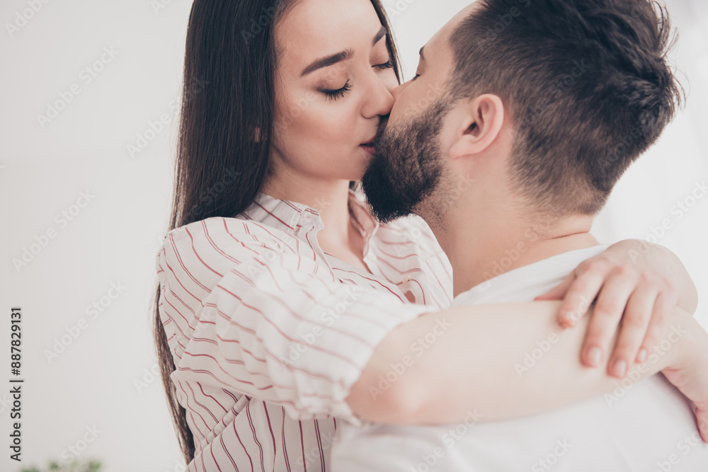 Photo of cheerful cute young couple enjoy weekend couple kissing hugging buy new apartment indoors inside house home Photo of cheerful cute young couple enjoy weekend couple kissing hugging buy new apartment indoors inside house home