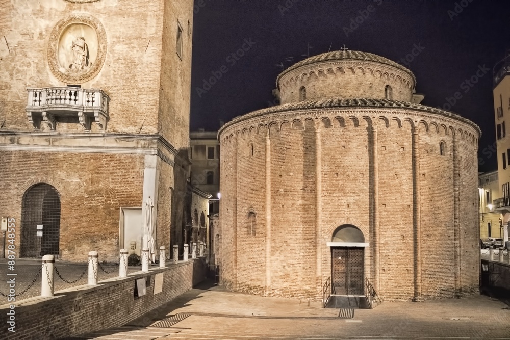 mantua, italien - piazza delle erbe am abend mit uhrturm und rotonda.