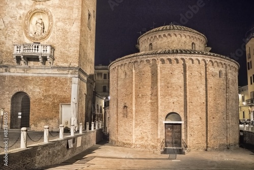 Obraz na płótnie mantua, italien - piazza delle erbe am abend mit uhrturm und rotonda. w salonie