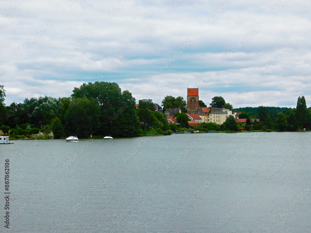 Fototapeta premium Der Lychener Stadtsee einer historischen Altstadt