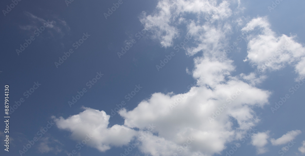 Obraz premium The sky is blue and cloudy