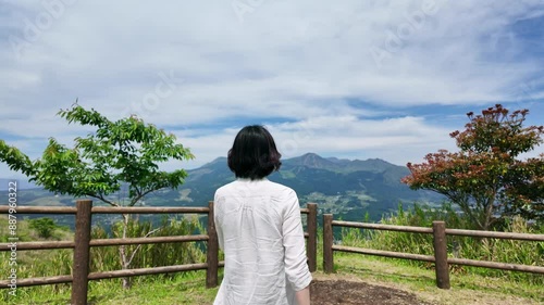 展望台から大自然の風景を眺める女性