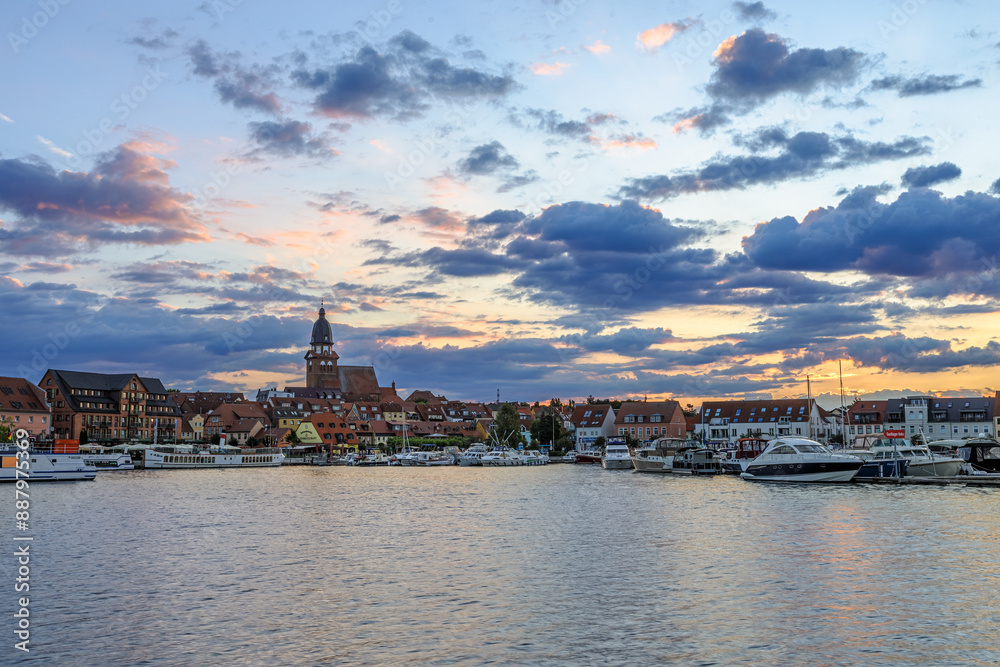 Stadthafen von Waren (Müritz) vor dem Sonnenaufgang Stadthafen von Waren (Müritz) vor dem Sonnenaufgang