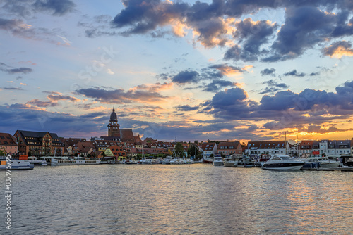 Stadthafen von Waren (Müritz) vor dem Sonnenaufgang
