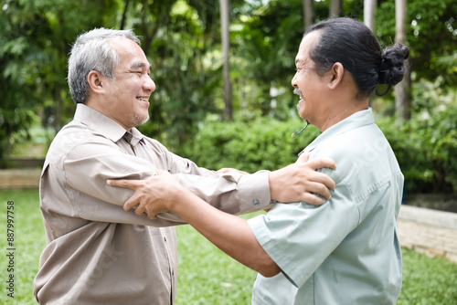 Foto Old friends reunion, two men friend seeing each other again in pleasant green ci