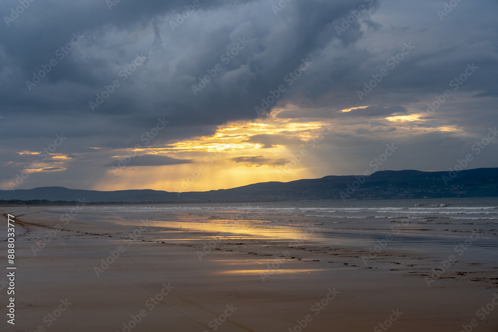 Obraz premium Sonnenuntergang am Strand in Nordirland