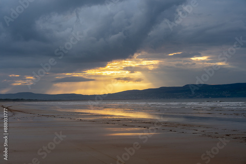 Fototapeta Naklejka Na Ścianę i Meble -  Sonnenuntergang am Strand in Nordirland