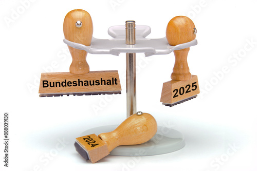 Ein Holzstempel ist beschriftet mit dem Aufdruck: Bundeshaushalt 2025 photo