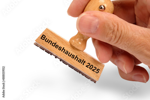 Ein Holzstempel ist beschriftet mit dem Aufdruck: Bundeshaushalt 2025 photo