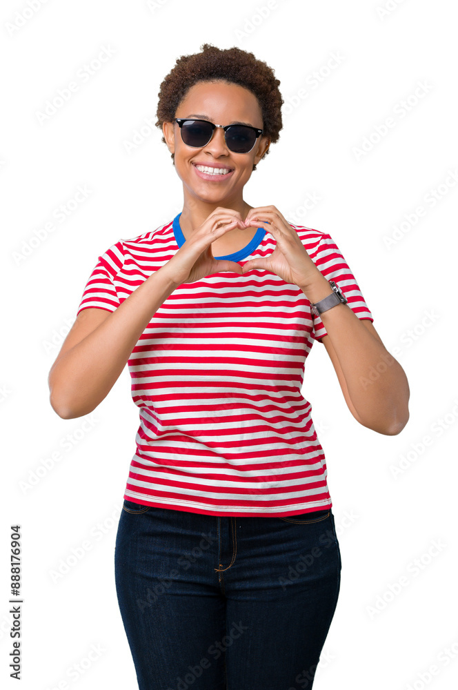 Obraz premium Beautiful young african american woman wearing sunglasses over isolated background smiling in love showing heart symbol and shape with hands. Romantic concept.