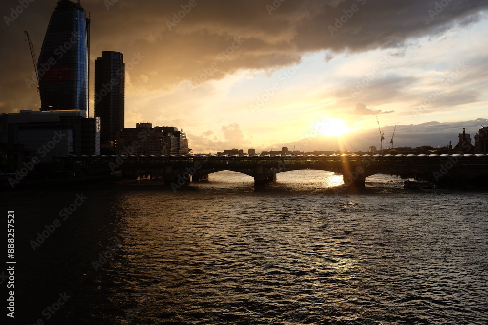 Obraz premium sunset over the bridge