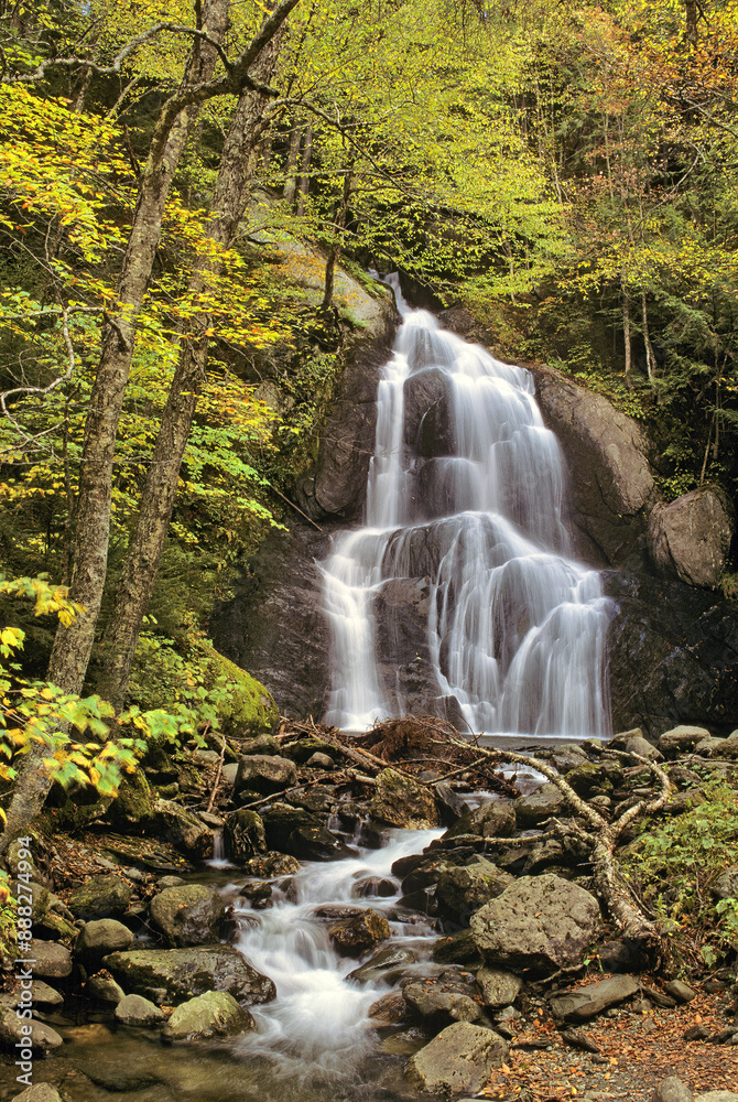 Obraz premium Autumn in Vermont. Vertical image of lovely 100-foot tall Moss Glen Falls along Deer Hollow Brook in Granville Vermont.