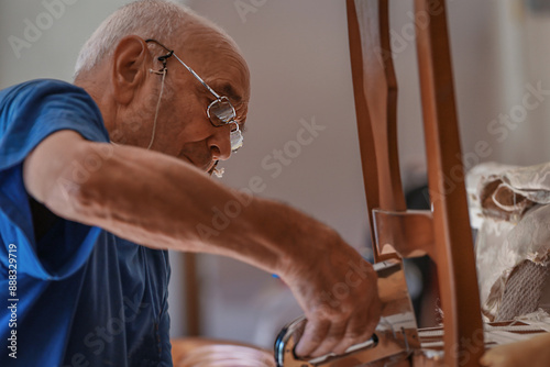 Foto upholsterer craftsman working in the workshop