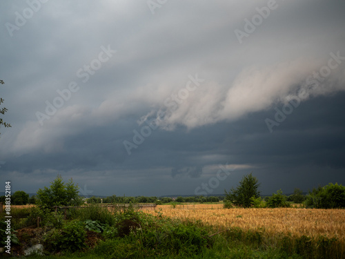Nuages ​​d'orage, nuages ​​d'orage à l'approche, avant la tempête 