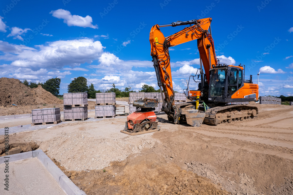 Obraz premium a tracked excavator is used to work the soil in a new residential area