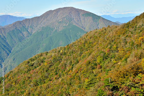 紅葉の丹沢山地 姫次より大室山を望む 