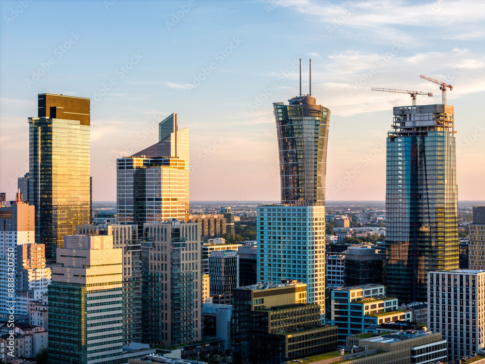 Naklejka premium Warszawa, panorama miasta z nowoczesnymi wieżowcami o zachodzie słońca