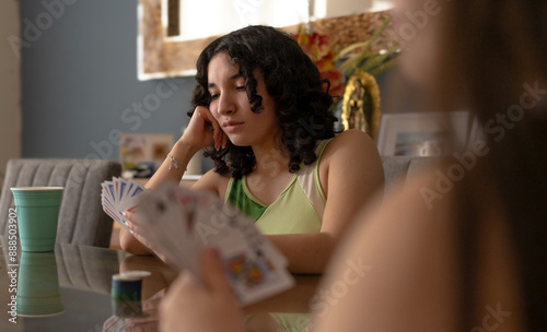 Mujer joven en un juego de cartas con amigos photo