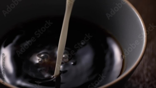 コーヒーにミルクを注ぐ　スローモーション