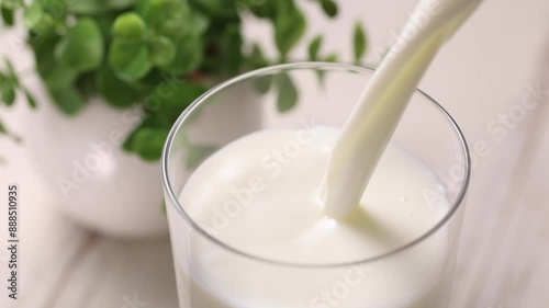 牛乳を注ぐ　スローモーション
